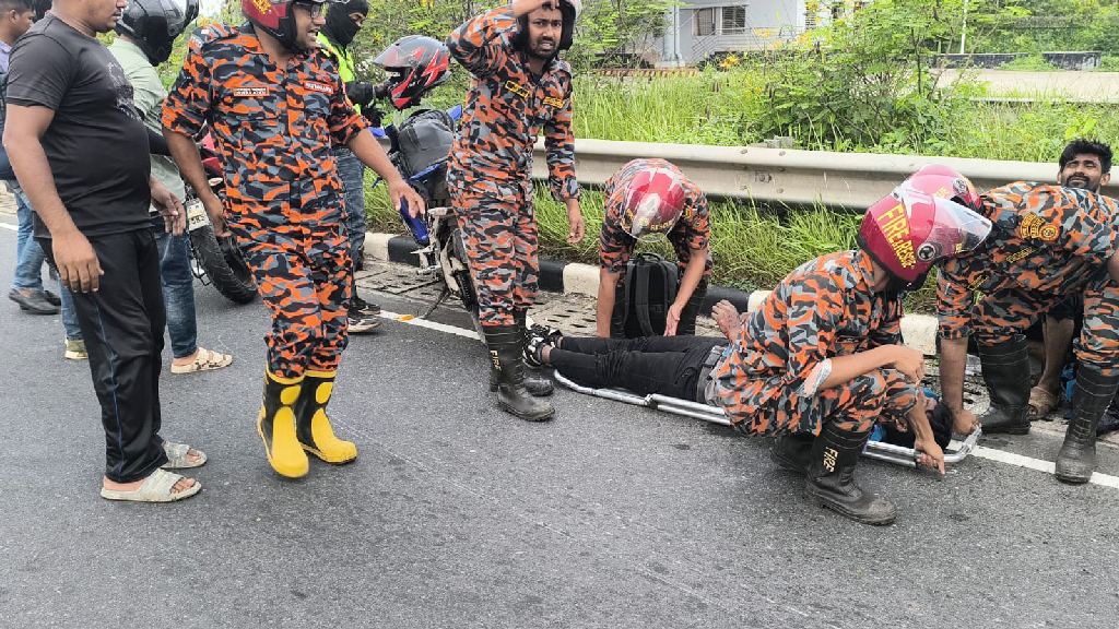 এক্সপ্রেসওয়েতে তিন দুর্ঘটনায় আহত অন্তত ১২