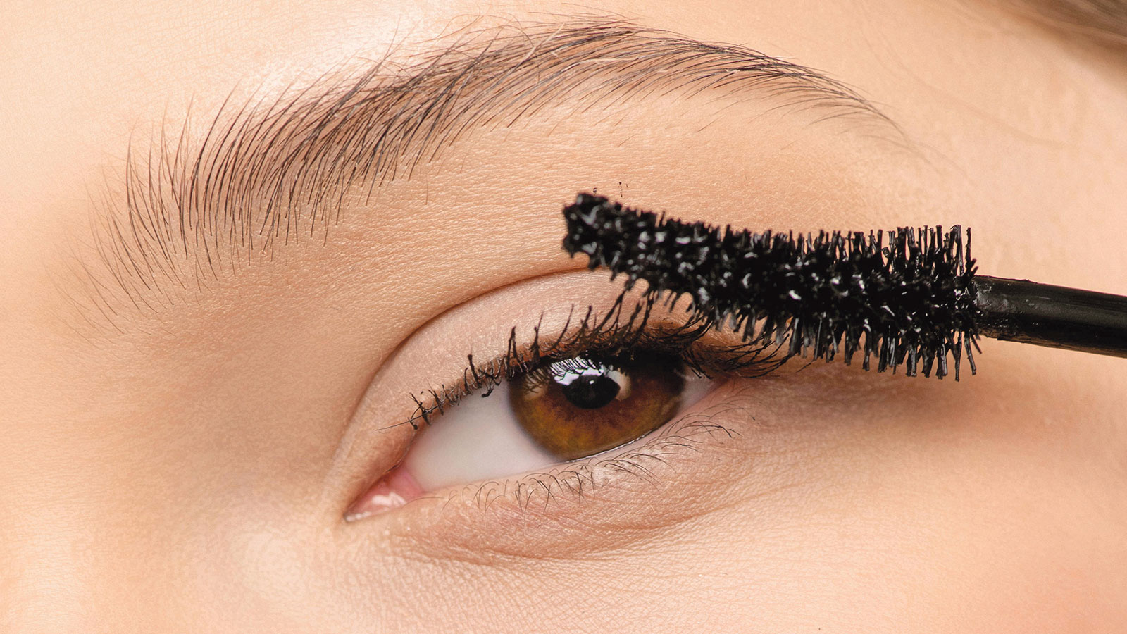 চোখের পাপড়ি ঝরা রুখে দিতে মাসকারা তোলার সঠিক উপায়