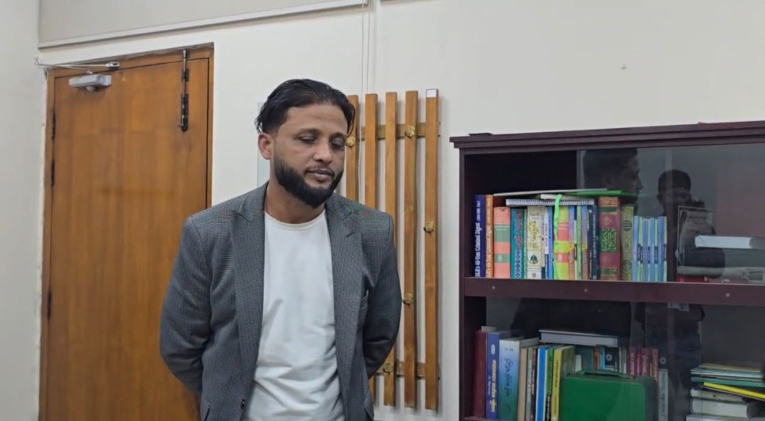 সাইকেলের যন্ত্রপাতি বলে আনছিলেন এয়ারগানের পার্টস, বিমানবন্দরে আটক