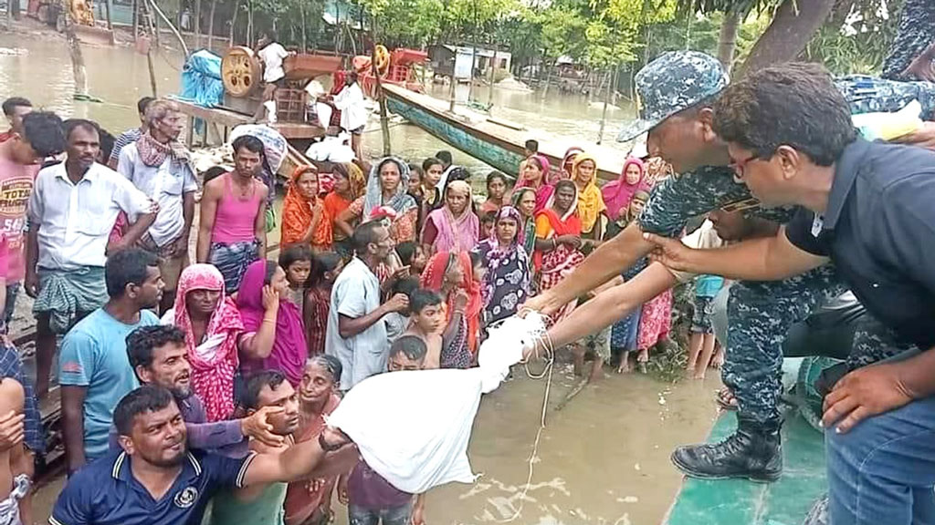 ফেনীতে চিকিৎসা সহায়তা ও উদ্ধার অভিযানে বাংলাদেশ নৌবাহিনী 