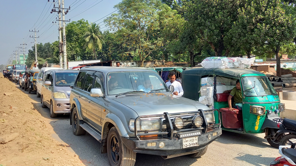 ঘরে সভা, মহড়া সড়কে যানজটে কষ্ট মানুষের