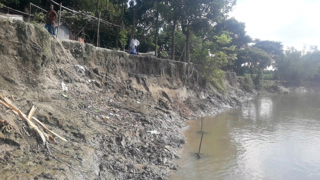 ঘাঘটের ভাঙনঝুঁকিতে বন্যা নিয়ন্ত্রণ বাঁধ