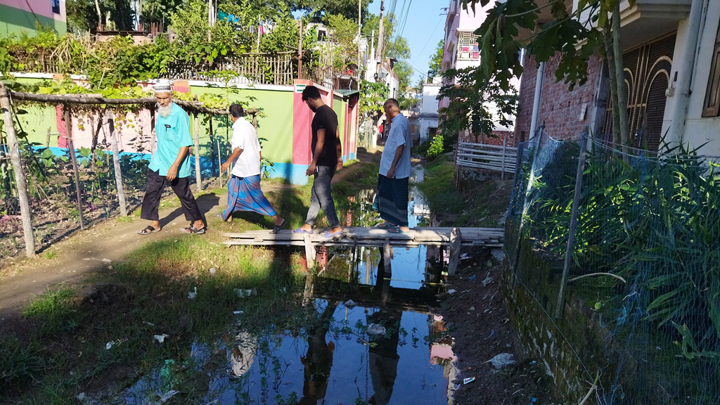 ঠিকাদারের সঙ্গে প্রমোদ ভ্রমণে মেয়র