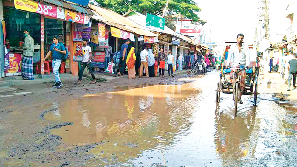 সড়কে হেঁটে চলাও কষ্টকর