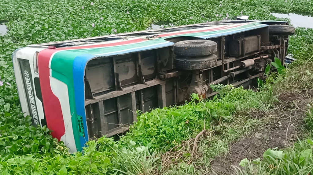 জৈন্তাপুরে নিয়ন্ত্রণ হারিয়ে বাস খাদে, আহত ৪৫ যাত্রী