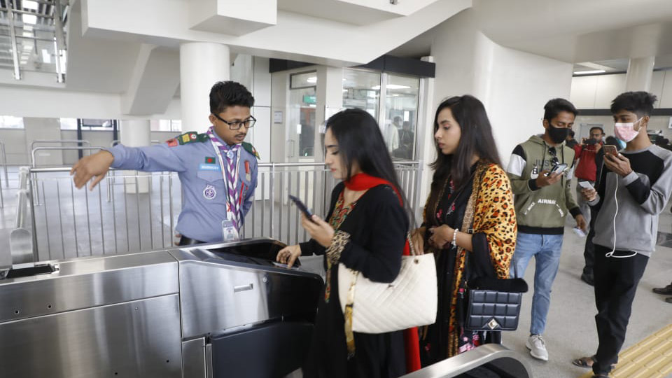 এমআরটি পুলিশ গঠিত না হওয়ায় টিকিট পাঞ্চ করতে যাত্রীদের সহয়তা করছে স্কাউট সদস্যরা। 