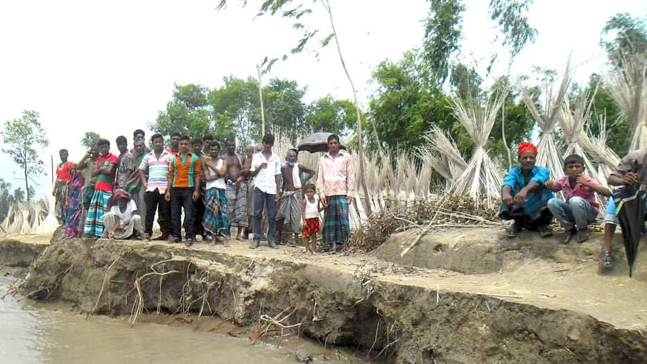 নদী ভাঙনে সড়ক বিলীন, ভোগান্তিতে ২০ গ্রামের মানুষ