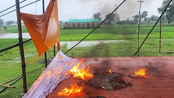 বারহাট্টায় বিএনপির মঞ্চে আ.লীগের অগ্নিসংযোগ, সম্মেলন পণ্ড