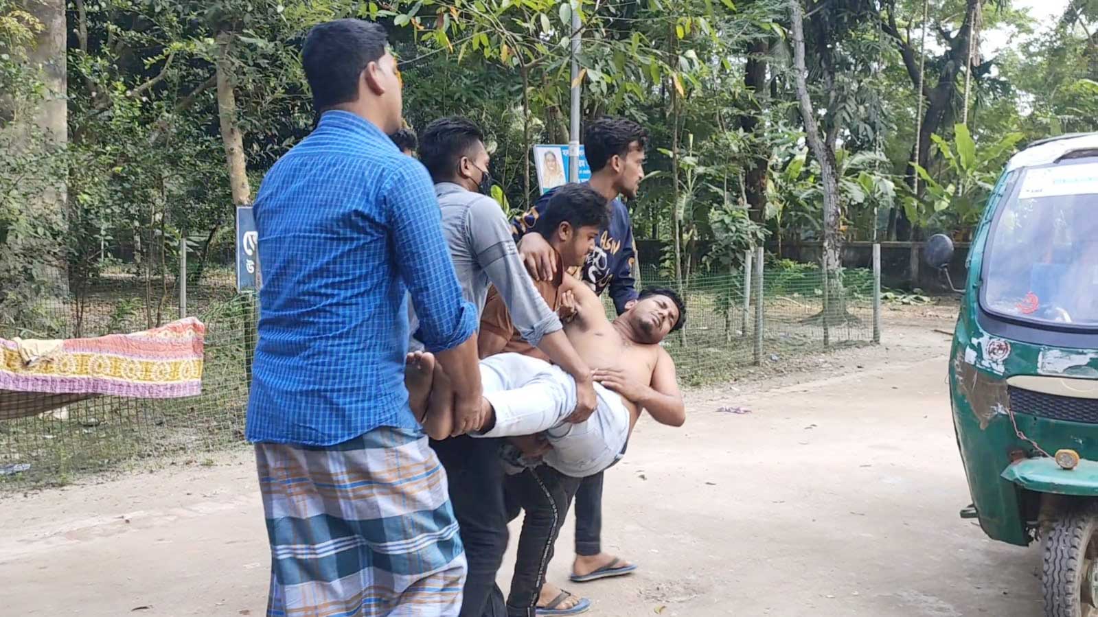 নোয়াখালীর সুবর্ণচরে সিগারেট খাওয়াকে কেন্দ্র করে শিক্ষার্থীদের মধ্যে সংঘর্ষ, আহত ১০ 