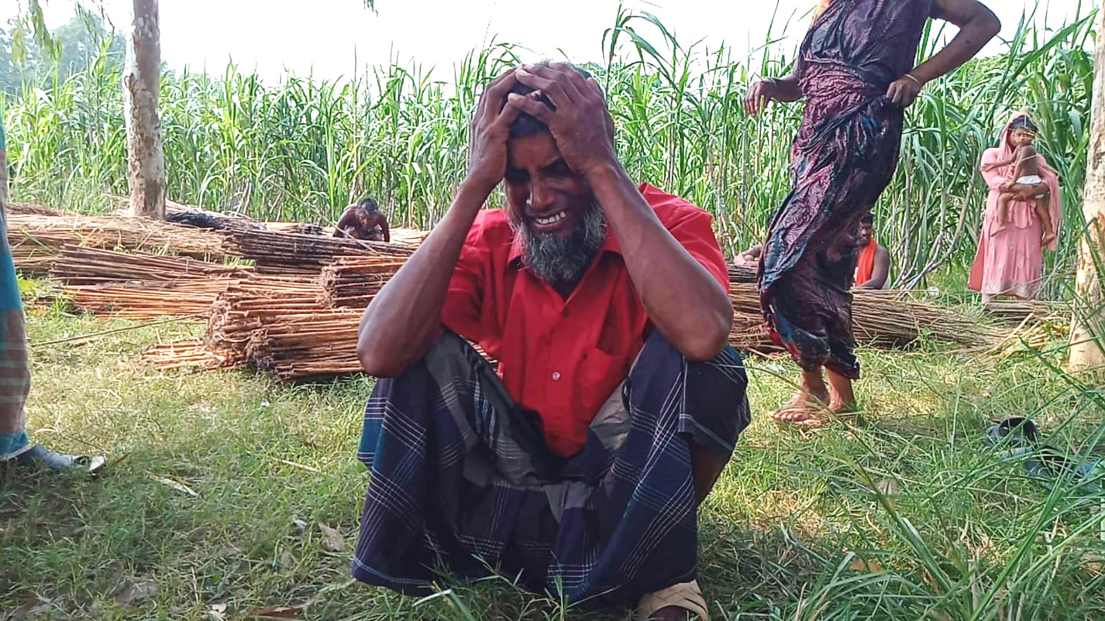 চাঁদা না পেয়ে ট্রলারে আগুন: থানায় মামলা না নেওয়ার অভিযোগ 