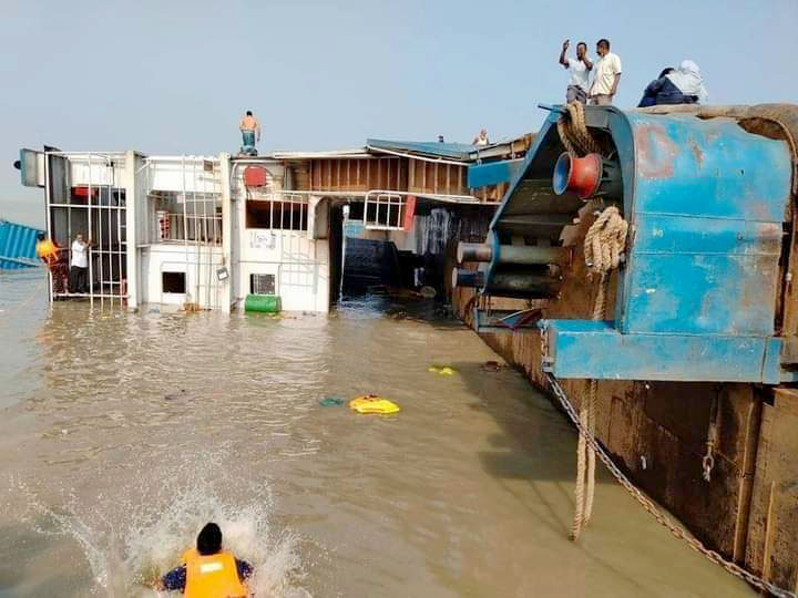 ফেরি তুলতে পাটুরিয়ায় পৌঁছেছে ডুবুরি দল, তুলতে সময় লাগবে তিন-চারদিন  