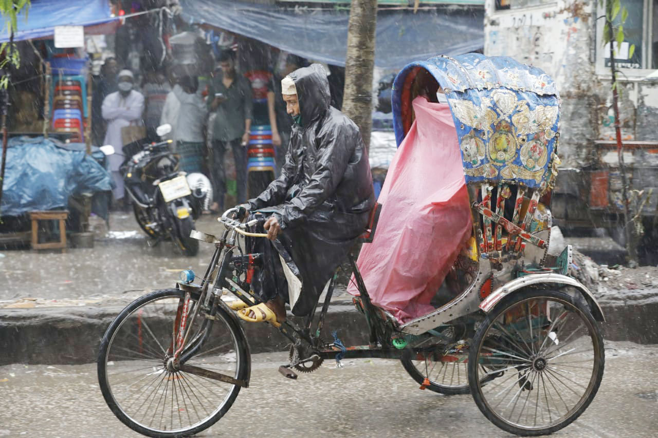 বৃষ্টির সব রকম প্রস্তুতি ছিল এই রিকশাচালকের।