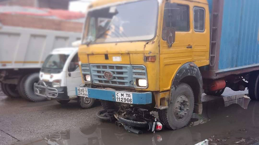 সাভারে পৃথক সড়ক দুর্ঘটনায় নিহত ২ 