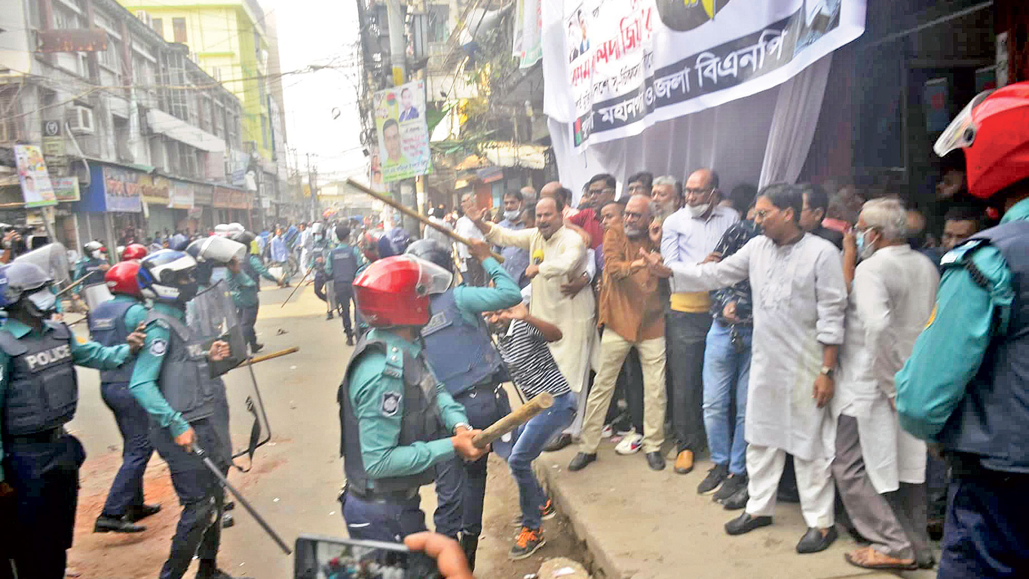 বিএনপি নেতাদের লাঠিপেটা