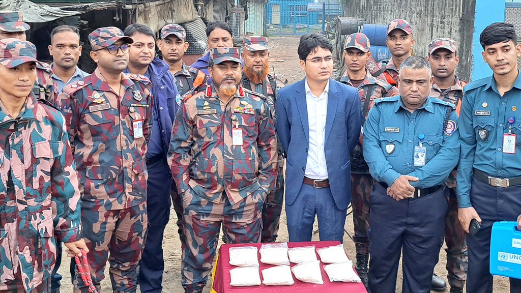 সীতাকুণ্ডে রানির সহায়তায় বাস থেকে দুই কোটি টাকার ইয়াবা পাউডার উদ্ধার 