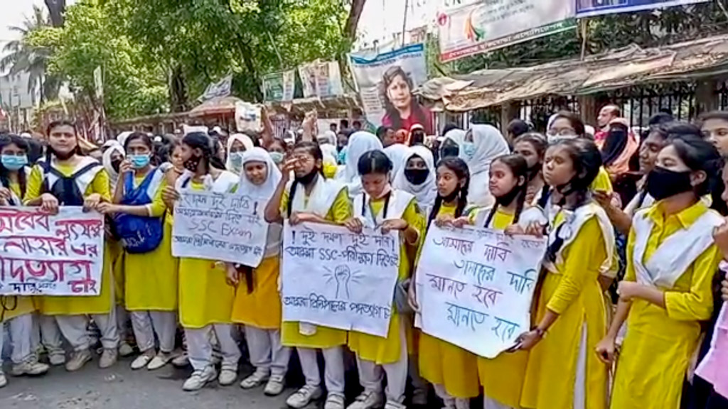 এসএসসি পরীক্ষা দেওয়ার দাবিতে রাজধানীতে স্কুল শিক্ষার্থীদের বিক্ষোভ
