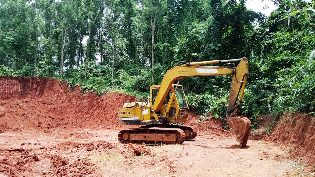 টিলা কেটে জলাশয় ভরাট