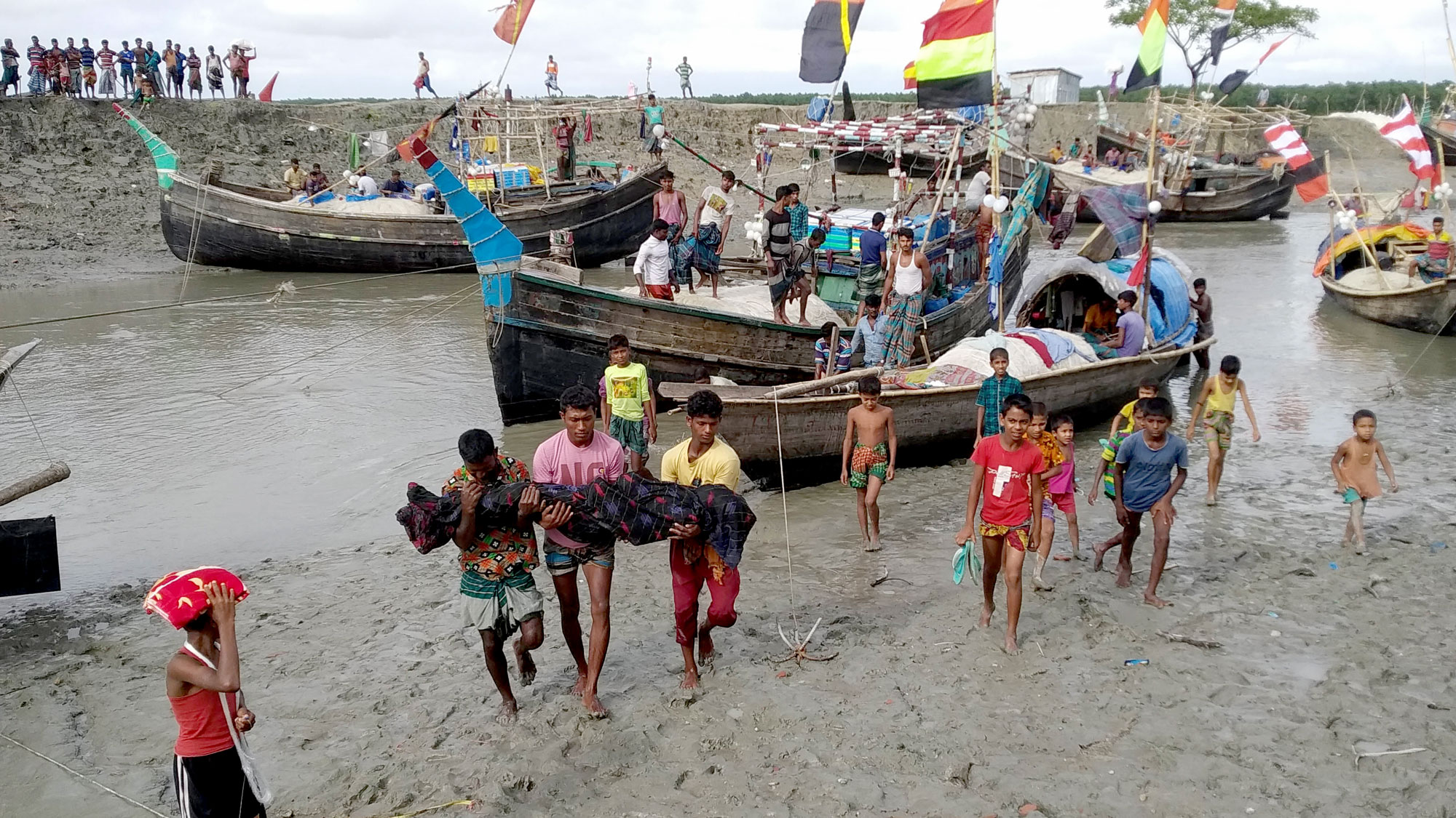 হাতিয়ায় দুটি মাছধরা ট্রলার ডুবিতে এক জেলের মৃতদেহ উদ্ধার, নিখোঁজ ১ 