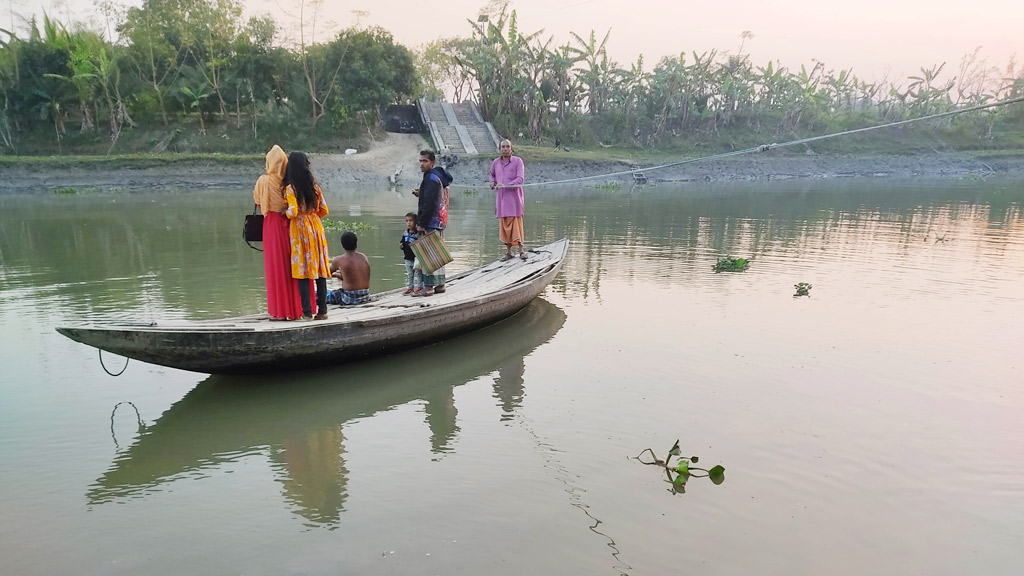 ৫২ বছর ধরে খেয়া পারাপার করছেন জগদীস দাস