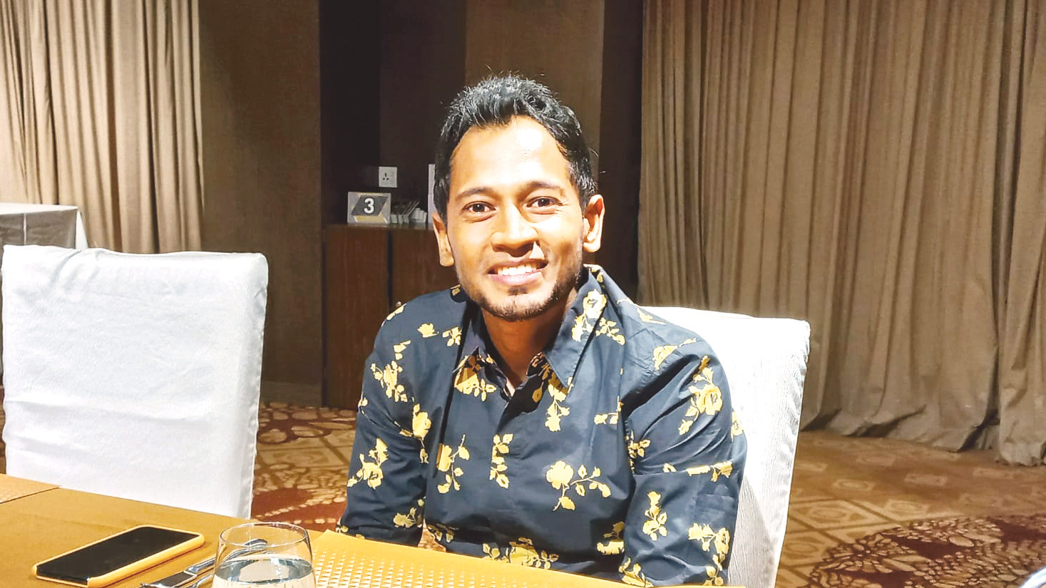 ভক্তঘেরা সন্ধ্যায় অন্য মুশফিক