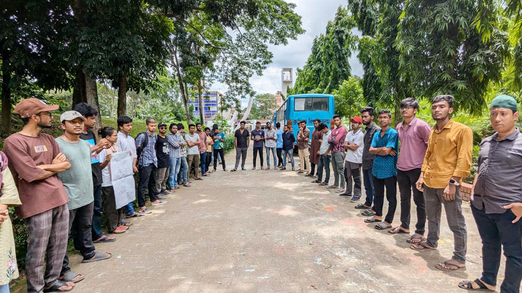 কুবিতে শিক্ষার্থীকে মারধরের প্রতিবাদে মানববন্ধন