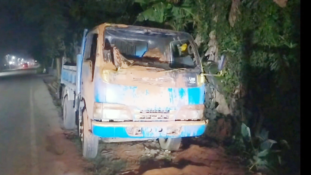 নোয়াখালীতে দাঁড়িয়ে থাকা পিকআপে আগুন, ককটেল উদ্ধার