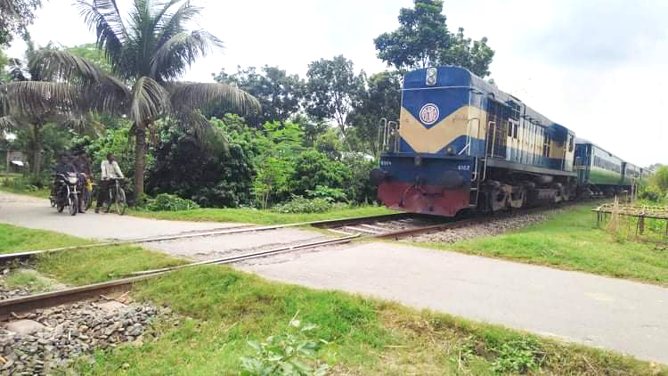 অরক্ষিত ৫ লেভেল ক্রসিংয়ে ঝুঁকি