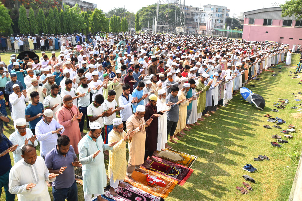 তীব্র খরায় পুড়ছে রাজশাহী। বৃষ্টির জন্য মুসল্লিরা আদায় করেন ইস্তিসকার নামাজ। নগরীর তেরোখাদিয়ায় শহীদ এ এইচ এম কামারুজ্জামান বিভাগীয় স্টেডিয়ামে এ নামাজ আদায় করা হয়। এ সময় মুসল্লিরা আল্লাহর কাছে অঝোরে কাঁদেন। আজ বৃহস্পতিবার সকাল সাড়ে ৮টায় এই জামাত হয়। রাজশাহী, ২৫ এপ্রিল ২০২৪। ছবি: মিলন শেখ