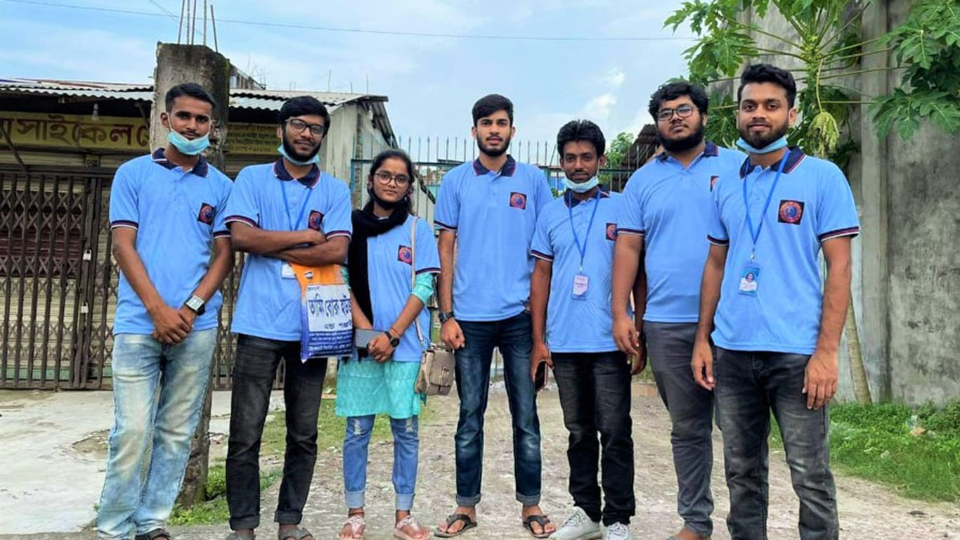 রাজৈরে করোনার ঝুঁকি নিয়ে মানবসেবায় কাজ করছেন তরুণেরা  