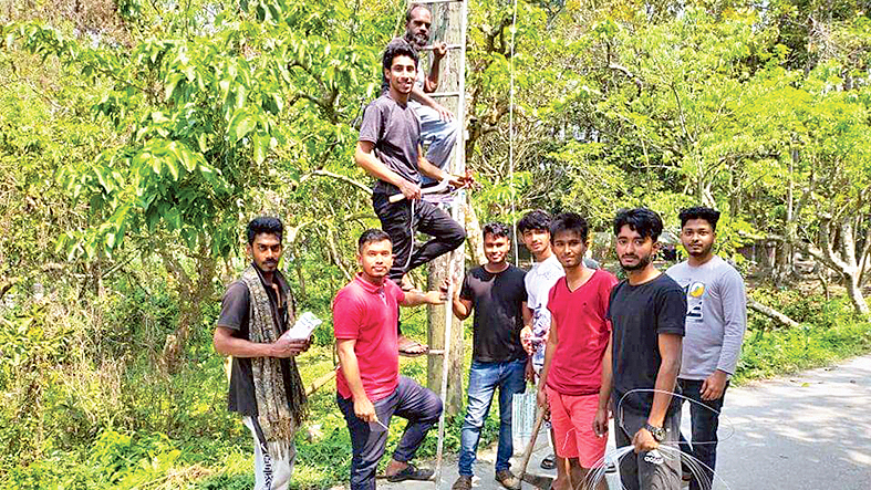 যুবকদের এলইডিতে  আলোকিত গ্রামের রাস্তা