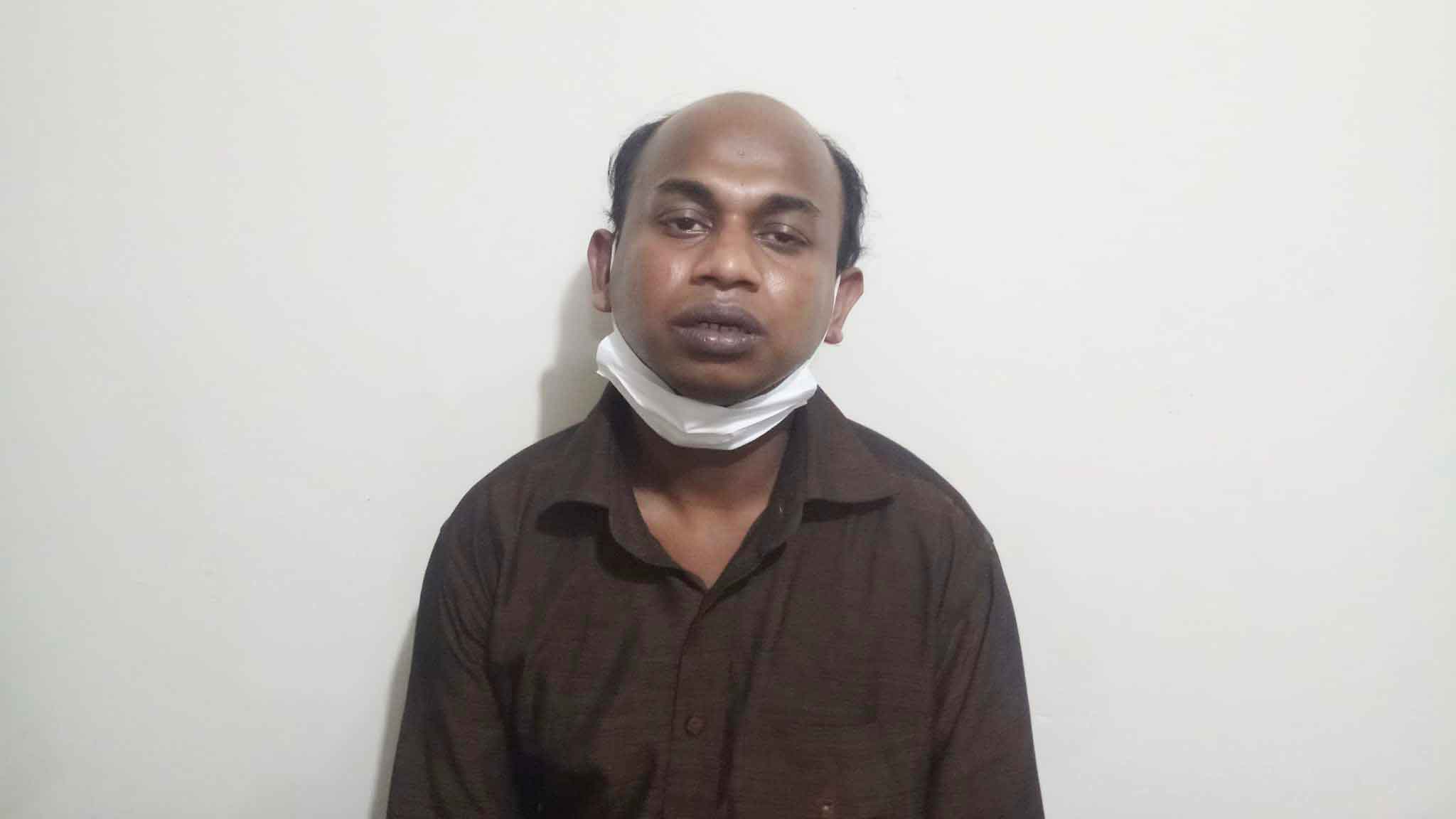 ফেসবুকে নারী সেজে আড়াই বছর প্রেম, অর্থ হাতিয়ে ধরা