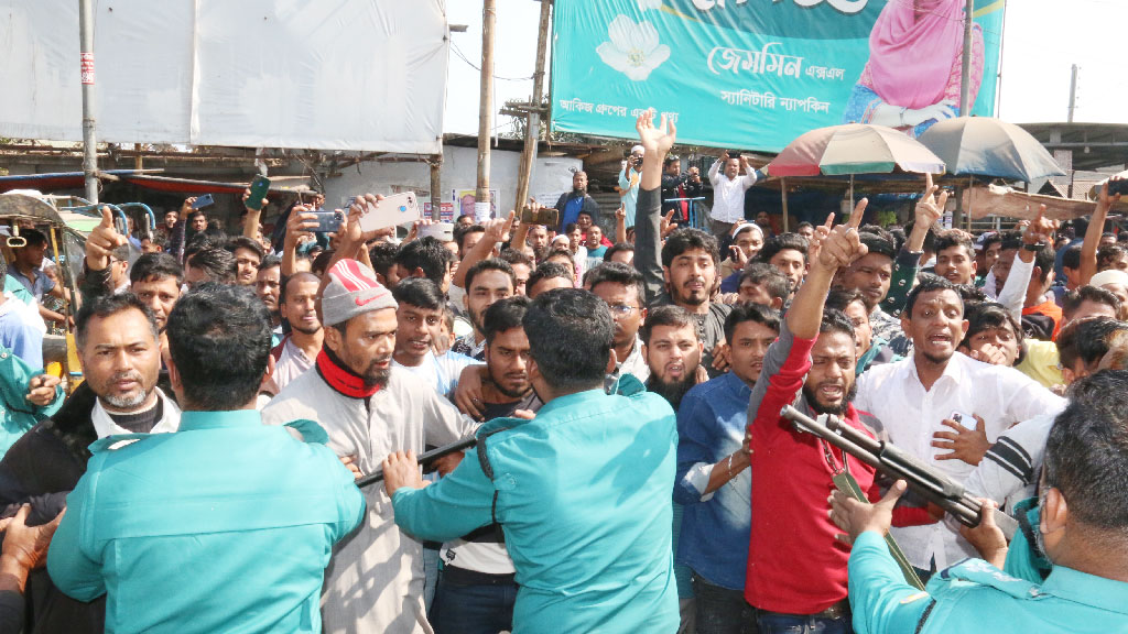 বরিশালে নাশতার বিল নিয়ে ঝগড়ার জেরে পুলিশ–ব্যবসায়ী–কর্মচারী সংঘর্ষ