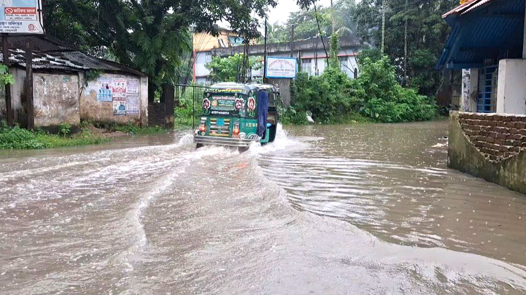 নোয়াখালীতে জলাবদ্ধতায় বন্দী কয়েক লাখ মানুষ, শিক্ষাপ্রতিষ্ঠান বন্ধ ঘোষণা