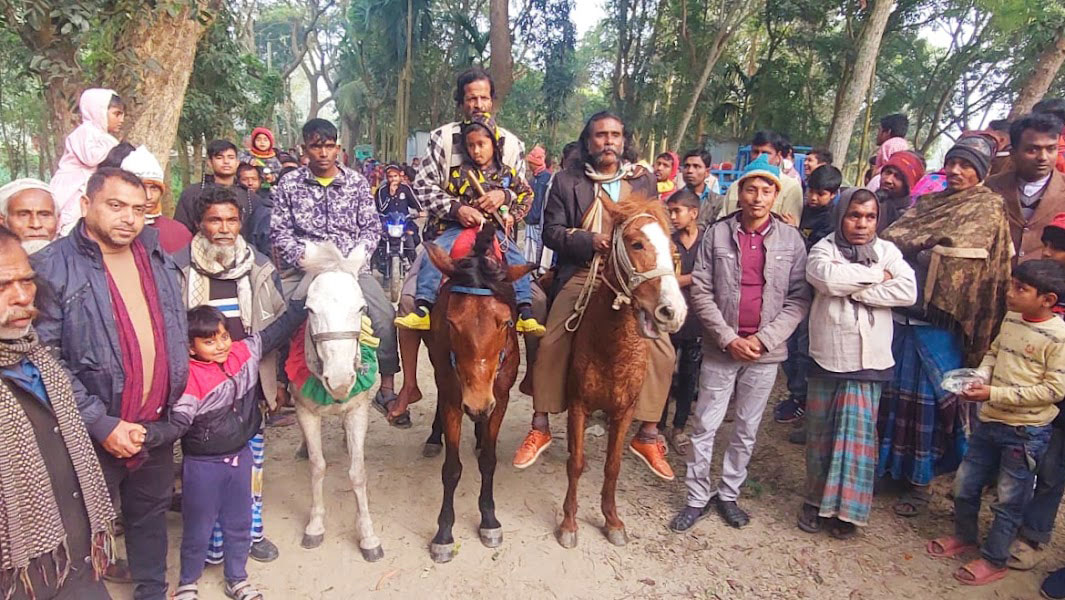 ঘিওরে অনুষ্ঠিত হয়েছে ঐতিহ্যবাহী ঘোড়দৌড় প্রতিযোগিতা ও গ্রামীণ মেলা। সোমবার বিকেলে কালাচাঁদপুর বটতলা থেকে শুরু হয়ে সোদঘাটা স্কুল পর্যন্ত দুই কিলোমিটার দূরত্বের ঘোড়দৌড় প্রতিযোগিতায় ঘিওর, দৌলতপুর, শিবালয় উপজেলাসহ টাঙ্গাইল, ফরিদপুর, রাজবাড়ী ও সিরাজগঞ্জ জেলার প্রায় অর্ধশত ঘোড়সওয়ার অংশ নেন। ঘিওরের কালাচাঁদপুর বটতলা, মানিকগঞ্জ, ১৫ জানুয়ারি ২০২৪। ছবি: আব্দুর রাজ্জাক