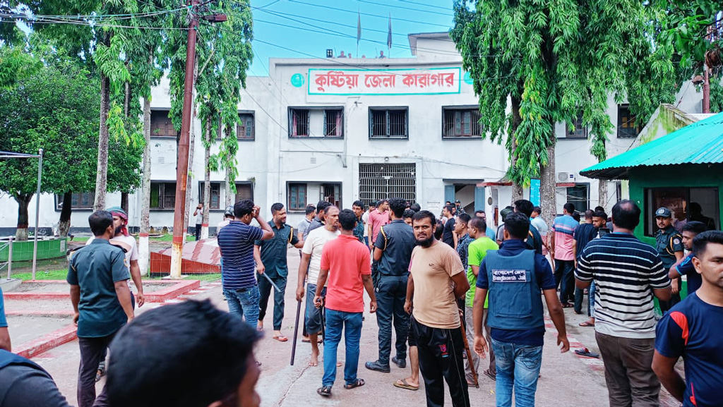 কুষ্টিয়া কারাগারের গেট ভেঙে পালিয়েছেন প্রায় ২০ কারাবন্দী, নিয়ন্ত্রণে সেনাবাহিনী 