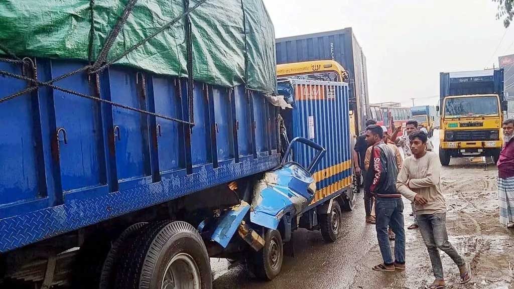 মিরসরাইয়ে মালবাহী ট্রাকের পেছনে ধাক্কা, কাভার্ড ভ্যানের চালক ও মালিক নিহত