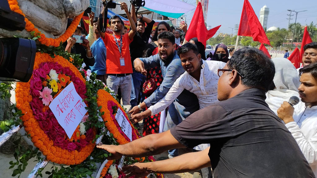 রানা প্লাজার ১০ বছর, সাভারে স্মৃতিস্তম্ভে ফুলেল শ্রদ্ধা