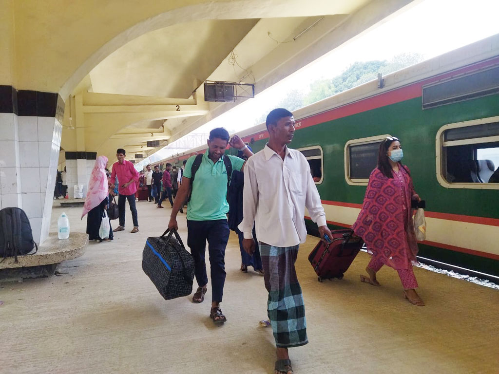 ঈদযাত্রা: ট্রেনের প্রতি টিকিটের বিপরীতে প্রায় ৫০০ বার চেষ্টা যাত্রীদের