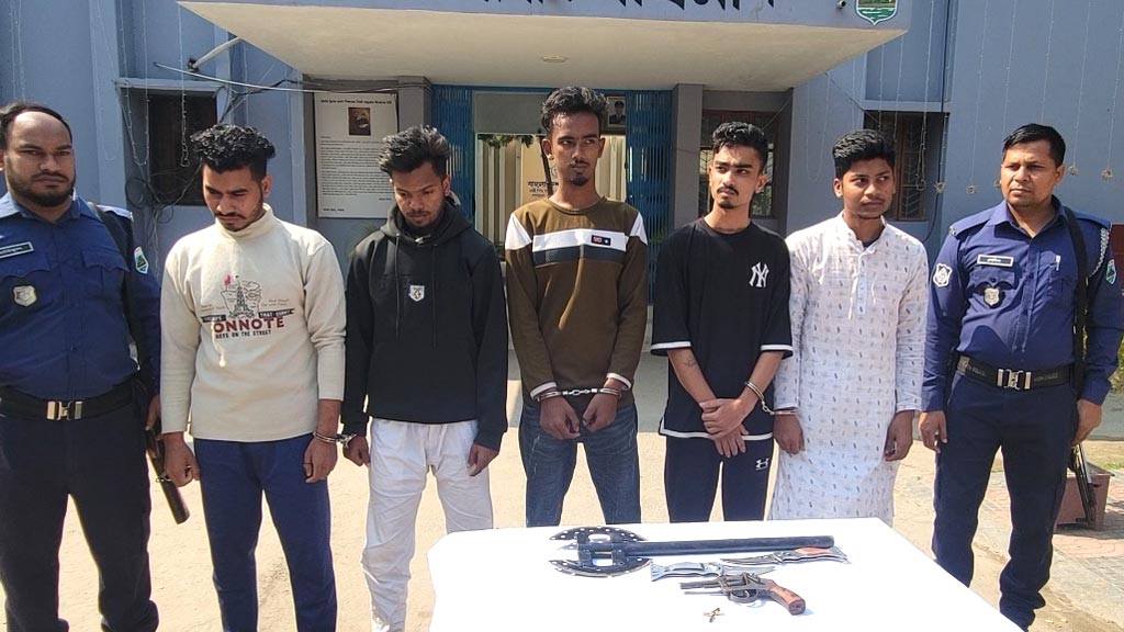 পাবনায় বিদেশি রিভলবার গুলিসহ গ্রেপ্তার ৫ 