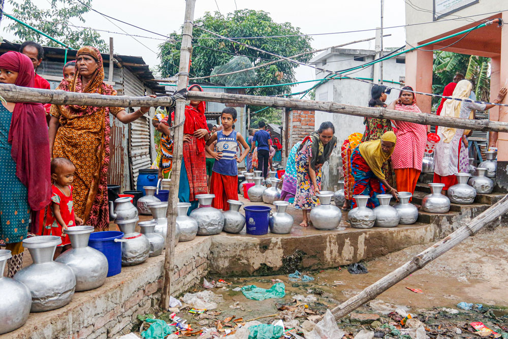 রাজধানীর পূর্ব কুরমিটোলা ক্যাম্প পল্লবী এলাকাতে খাবার পানির তীব্র সংকটের কারণে দীর্ঘ লাইনে অপেক্ষা করে পানি সংগ্রহ করতে হয় এলাকাবাসীকে। পল্লবী, ঢাকা, ১০ জুন ২০২৩। ছবি: আজকের পত্রিকা
