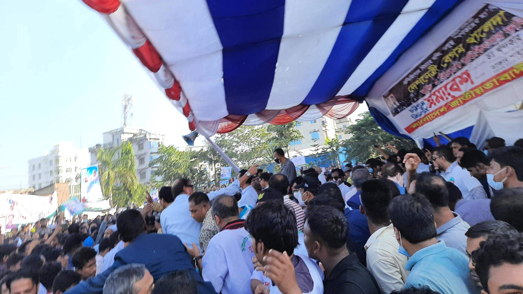 বিএনপির শতাধিক নেতার ভার সইতে না পেরে ভেঙে গেল মঞ্চ