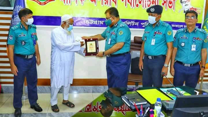 আহত পুলিশকে উদ্ধার যুবক পেলেন সম্মাননা