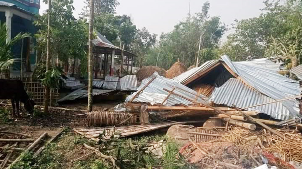  ১৫ মিনিটের ঝড়ে নীলফামারীতে দুই শতাধিক ঘর লন্ডভন্ড