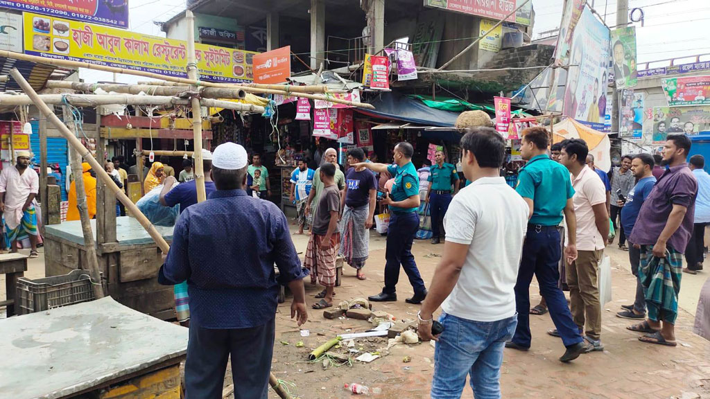 ডেমরায় অবৈধ দোকানপাট উচ্ছেদে পুলিশের অভিযান