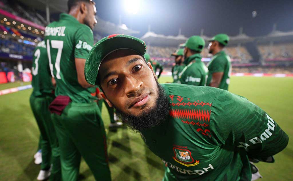 বিশ্বকাপে টানা দ্বিতীয় ফিফটি পেয়েছেন মুশফিকুর রহিম। ফিল্ডিংয়ে নামার আগে হ্যাটট্রিক ফিফটির ভবিষ্যৎ যেন দেখার চেষ্টা করলেন ক্যামেরায়। ছবি: এএফপি