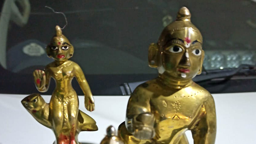 তরুণের কাছে মিলল মূর্তি ও মাদক