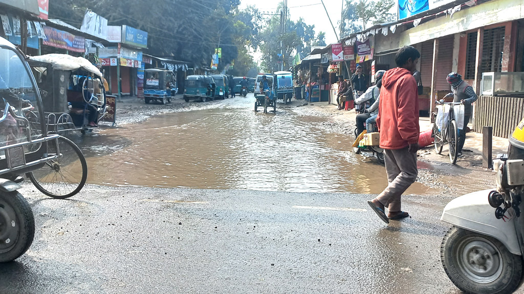 কালীগঞ্জে সড়কে পানি চলাচলে ভোগান্তি