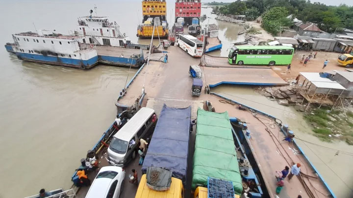 রাজবাড়ীতে ফেরি থেকে পদ্মায় ঝাঁপ দেওয়া যুবককে উদ্ধার 