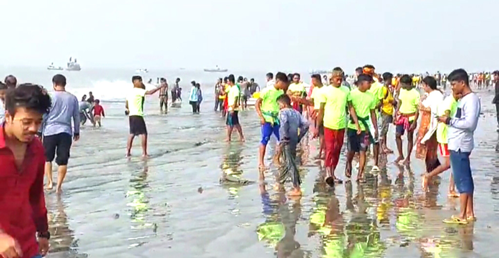 বিজয় দিবসে কুয়াকাটায় পর্যটকদের ভিড়