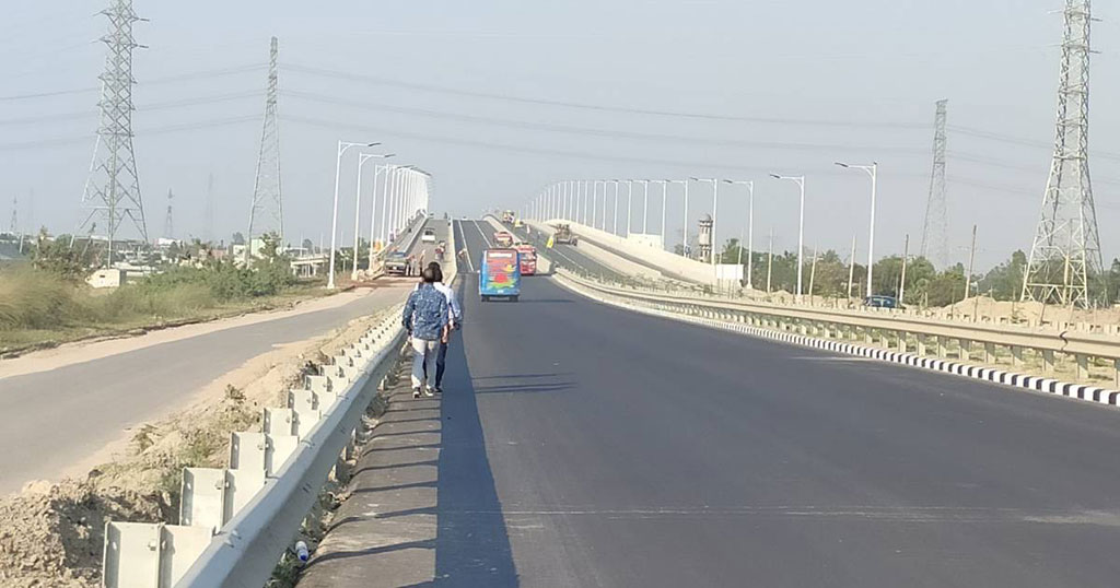 ঢাকা-মাওয়া রোডে ট্রাকের ধাক্কায় প্রাণ গেল মোটরসাইকেল চালকের